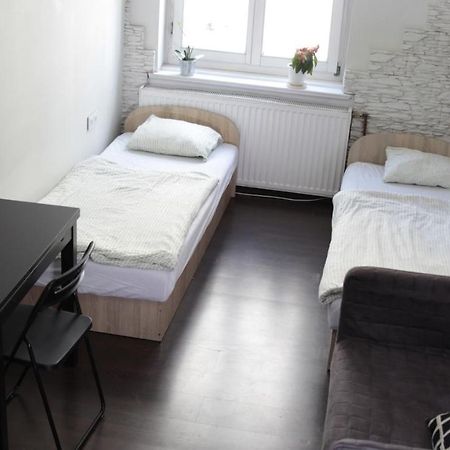 Pit Stop Hostel Познань Экстерьер фото