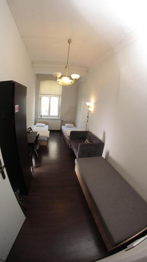 Pit Stop Hostel Познань Экстерьер фото