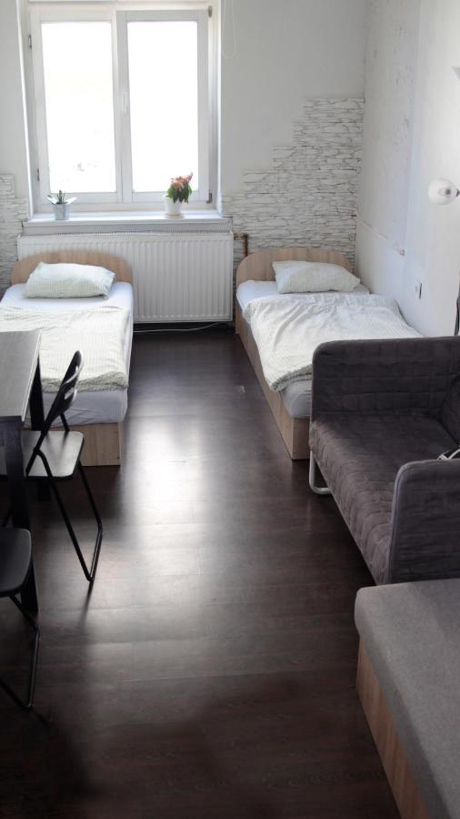 Pit Stop Hostel Познань Экстерьер фото