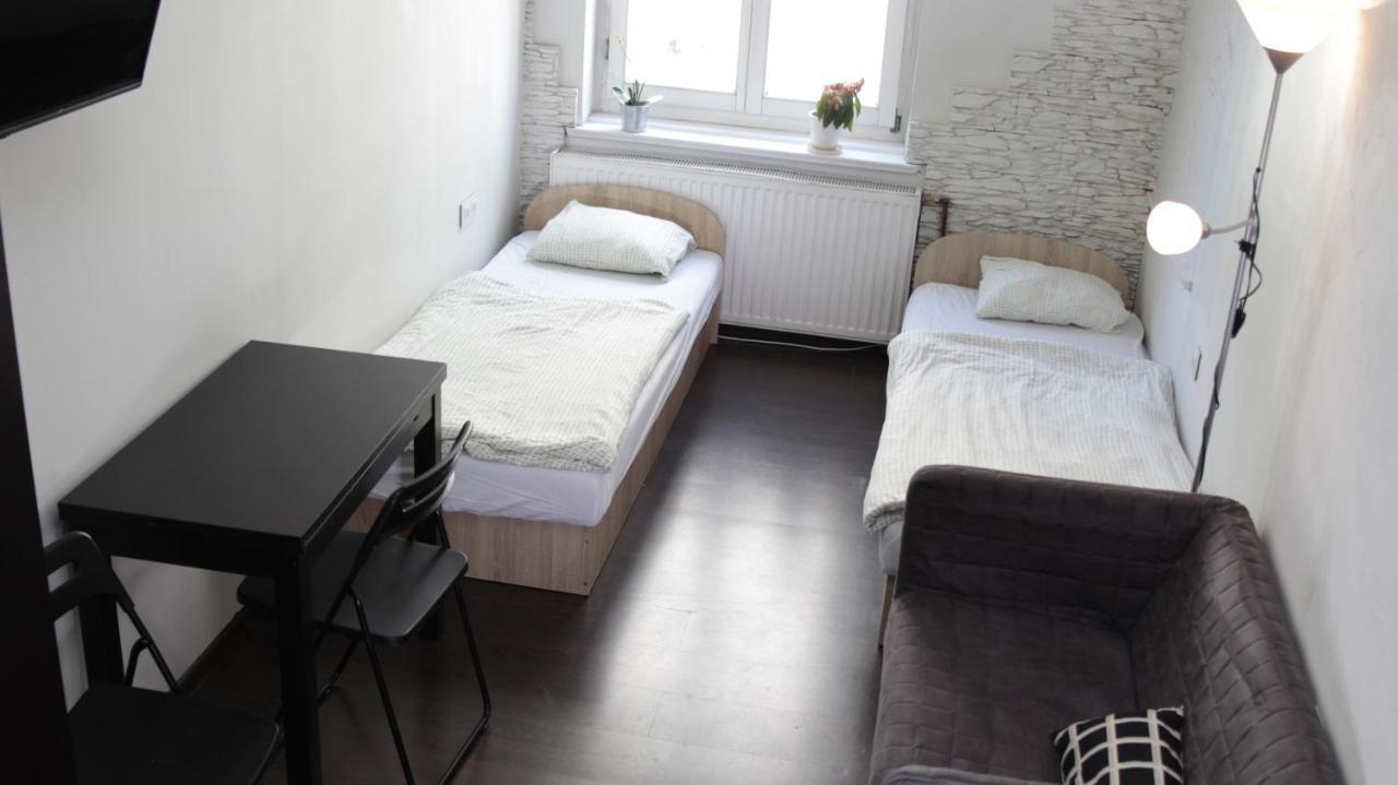 Pit Stop Hostel Познань Экстерьер фото