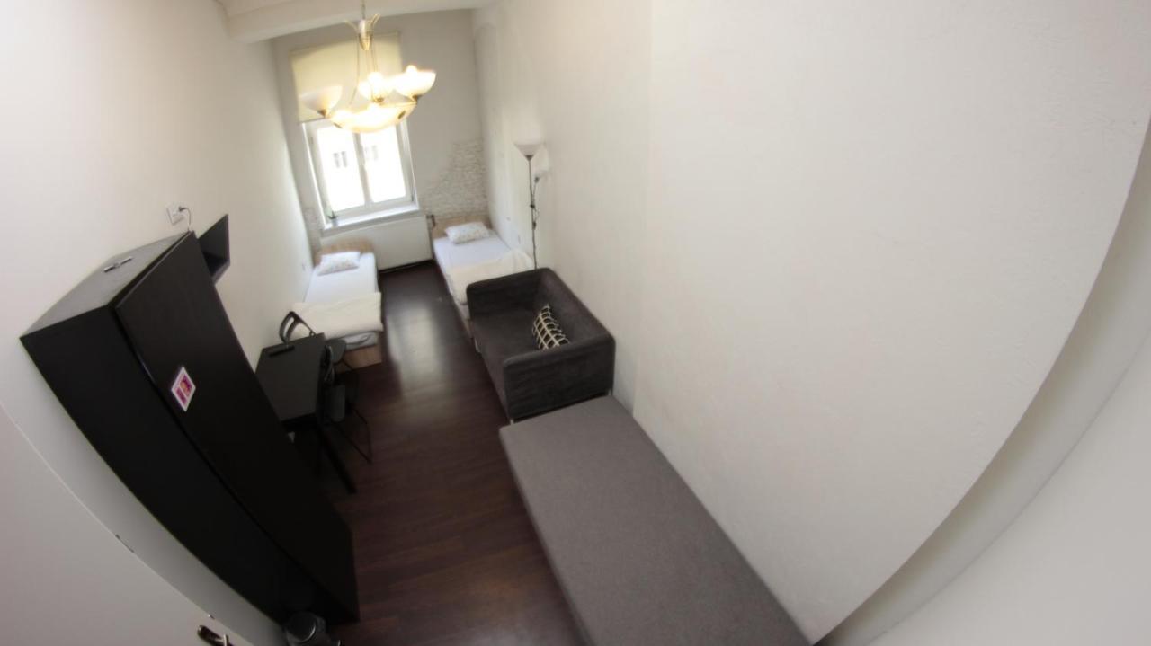 Pit Stop Hostel Познань Экстерьер фото