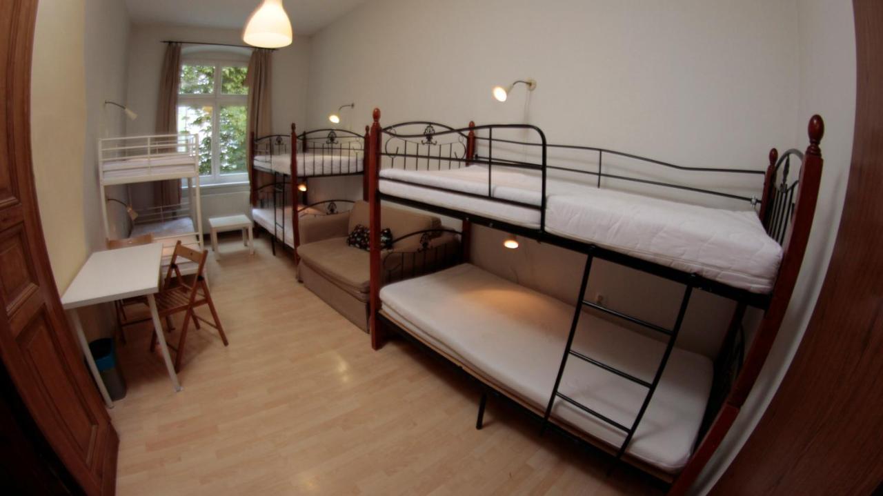 Pit Stop Hostel Познань Экстерьер фото