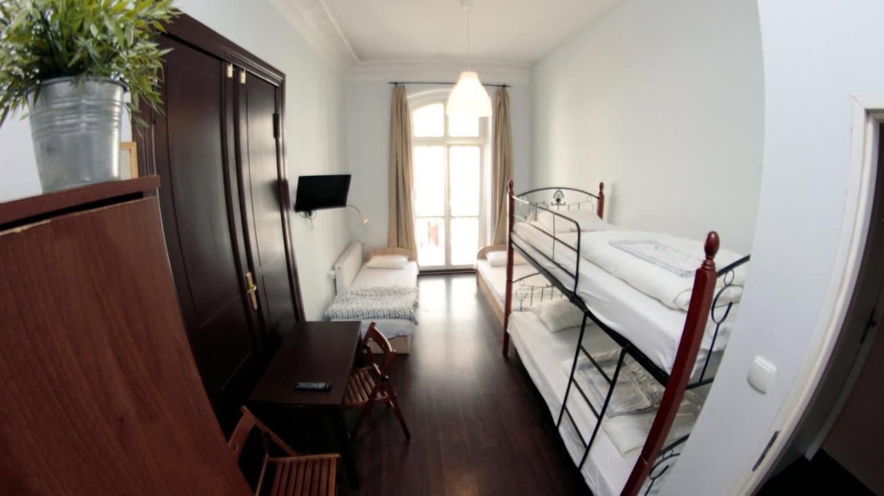 Pit Stop Hostel Познань Экстерьер фото