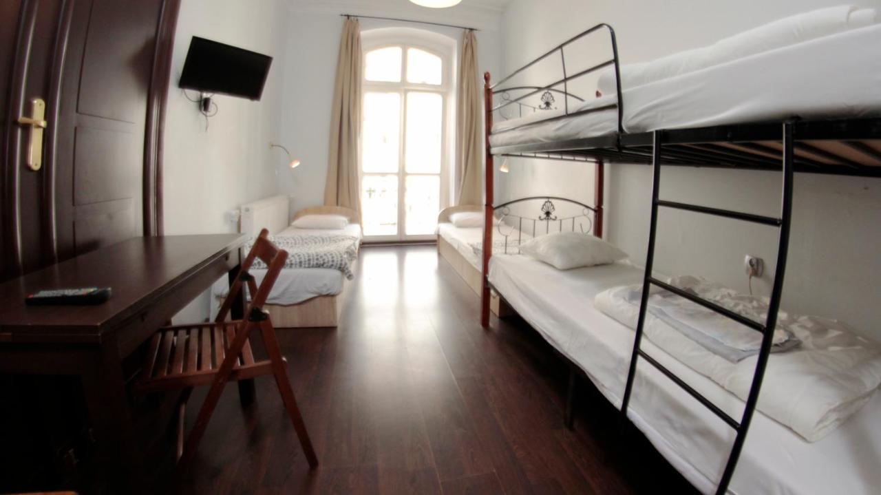 Pit Stop Hostel Познань Экстерьер фото