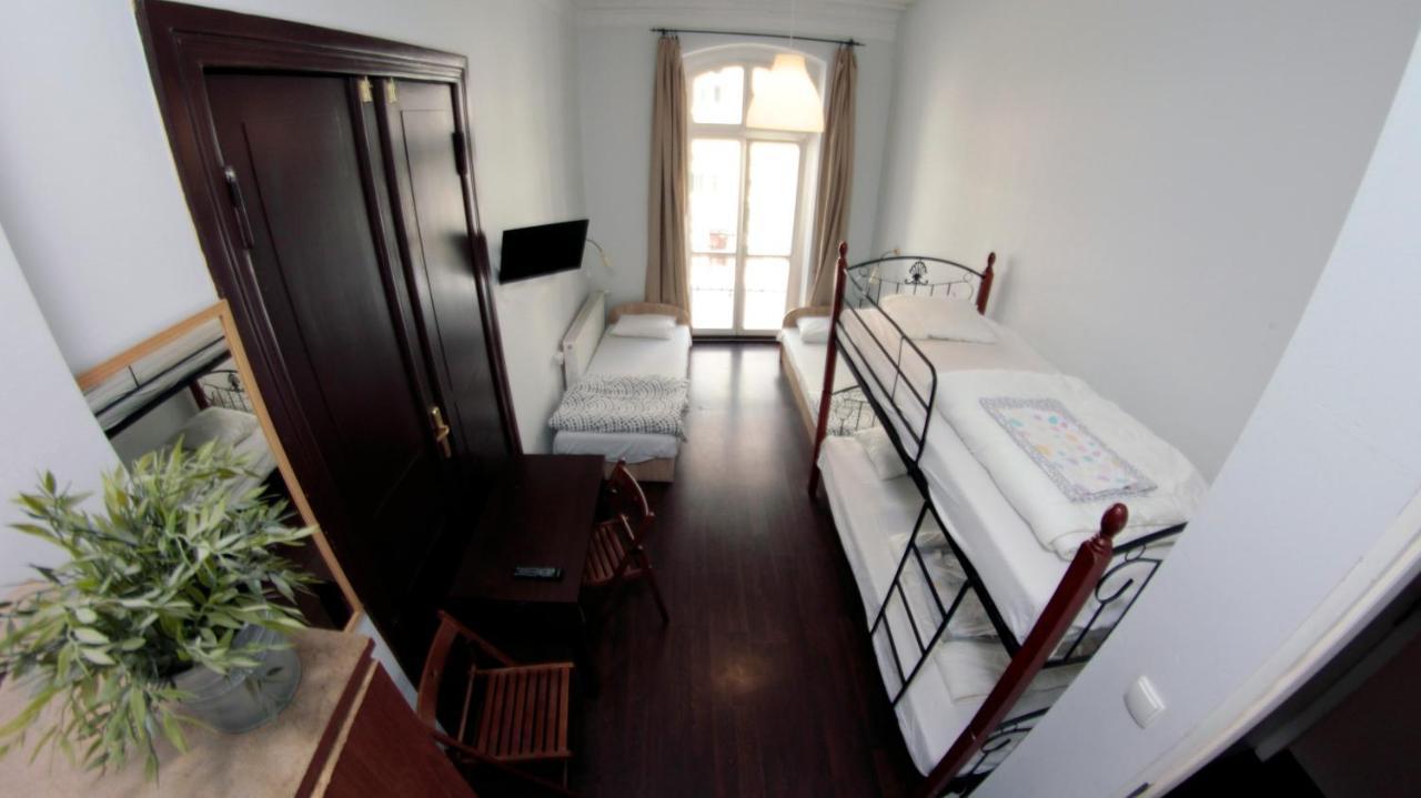 Pit Stop Hostel Познань Экстерьер фото